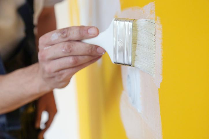 Malowanie żółtej ściany